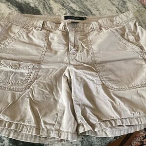 Women’s Calvin Klein khaki shortss size 14W 98% cotton. Good condition